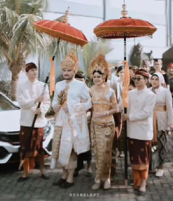 Pelanggan terharu menutup muka mendengar lagu